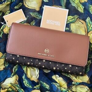 Brand New Michael Kors Brown Luggage w/ Stars Snap Close Large Organizer Wallet